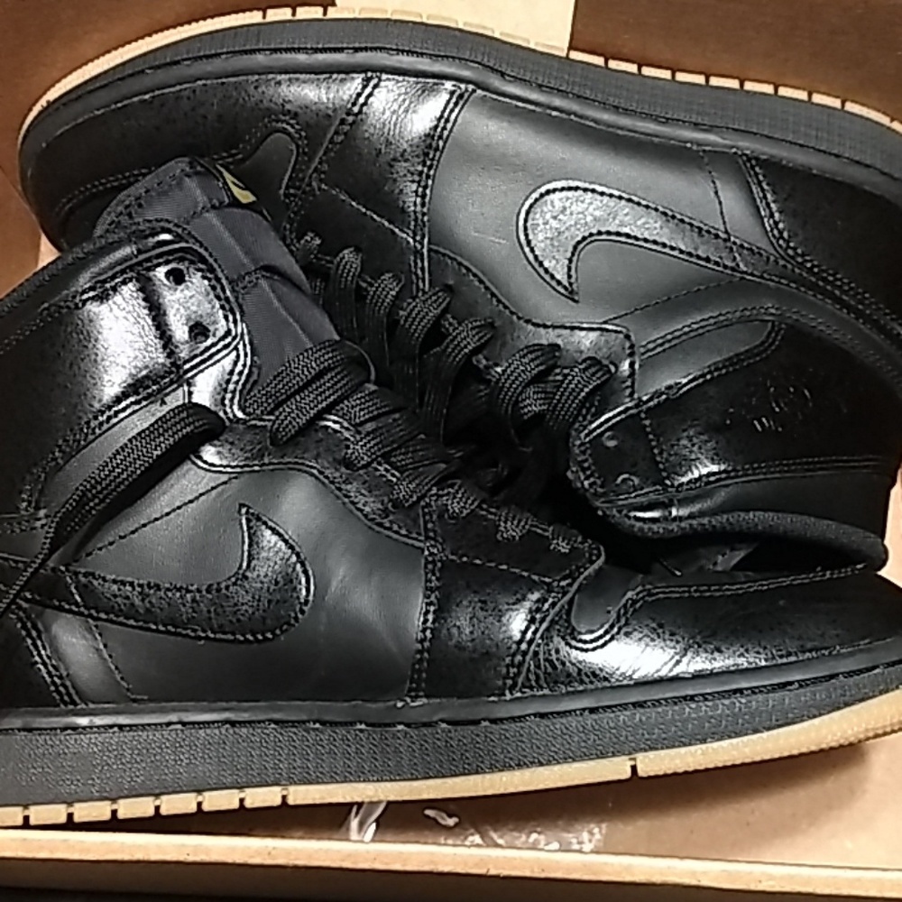 Air Jordan 1 black gum 10.5